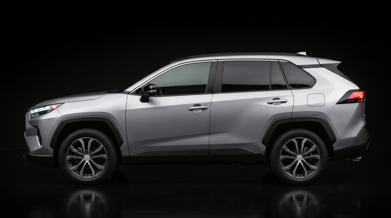 Какое моторное масло заливать в Toyota RAV4?